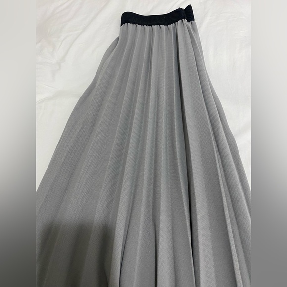 Grey pleated skirt - Picture 2 of 4